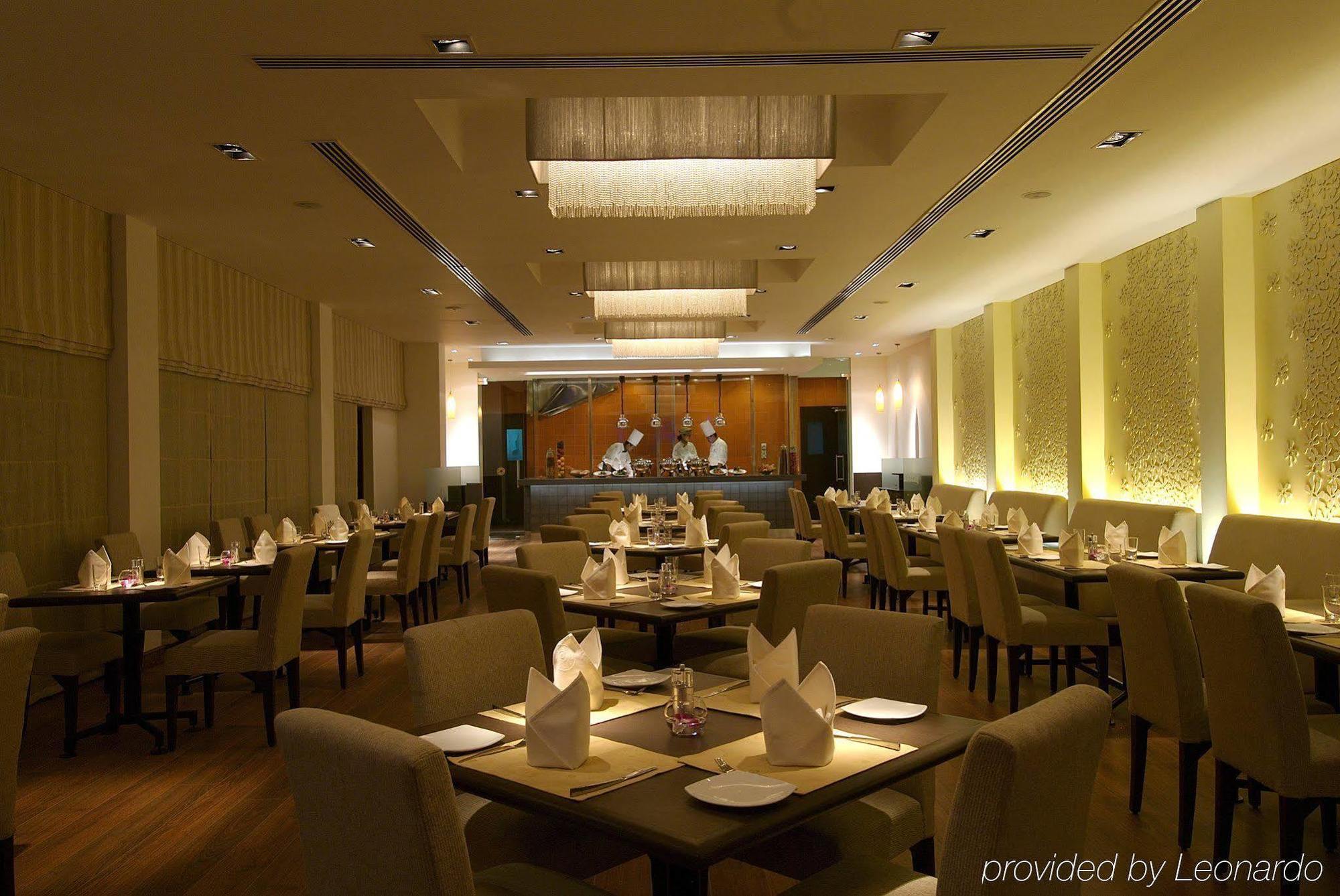 Vivanta Bengaluru Residency Road Ресторан фото
